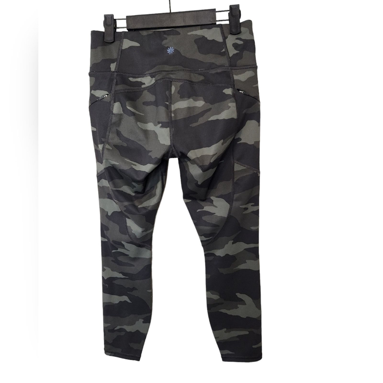 Athleta Athleta Camo Contender 7/8 tight in black Olive small Petite Size 27" / US 4 / IT 40 - 2 Thumbnail