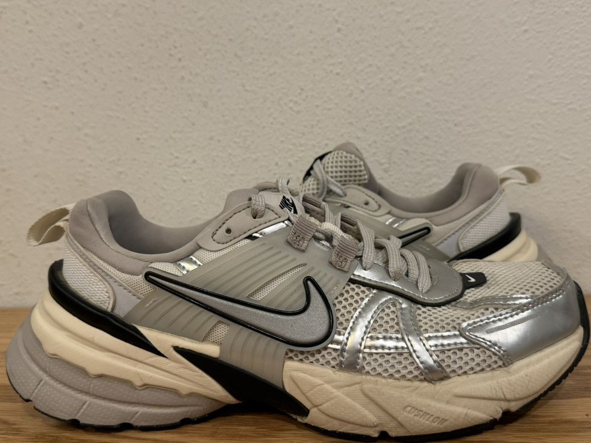 Nike Nike V2K Run Summit White Metallic Silver 8 Running Sneakers Size US 8 / IT 38 - 2 Thumbnail