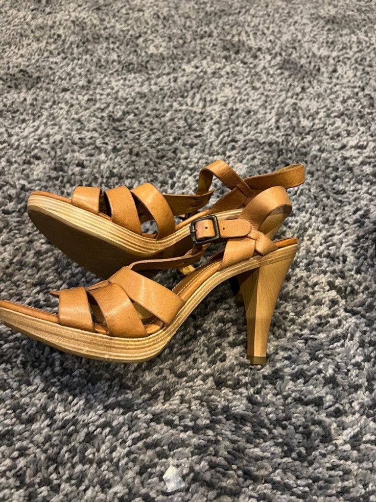 Michael Kors Women's Michael Kors Sandals, US 9 1/2, Tan Size US 9.5 / IT 39.5 - 4 Thumbnail