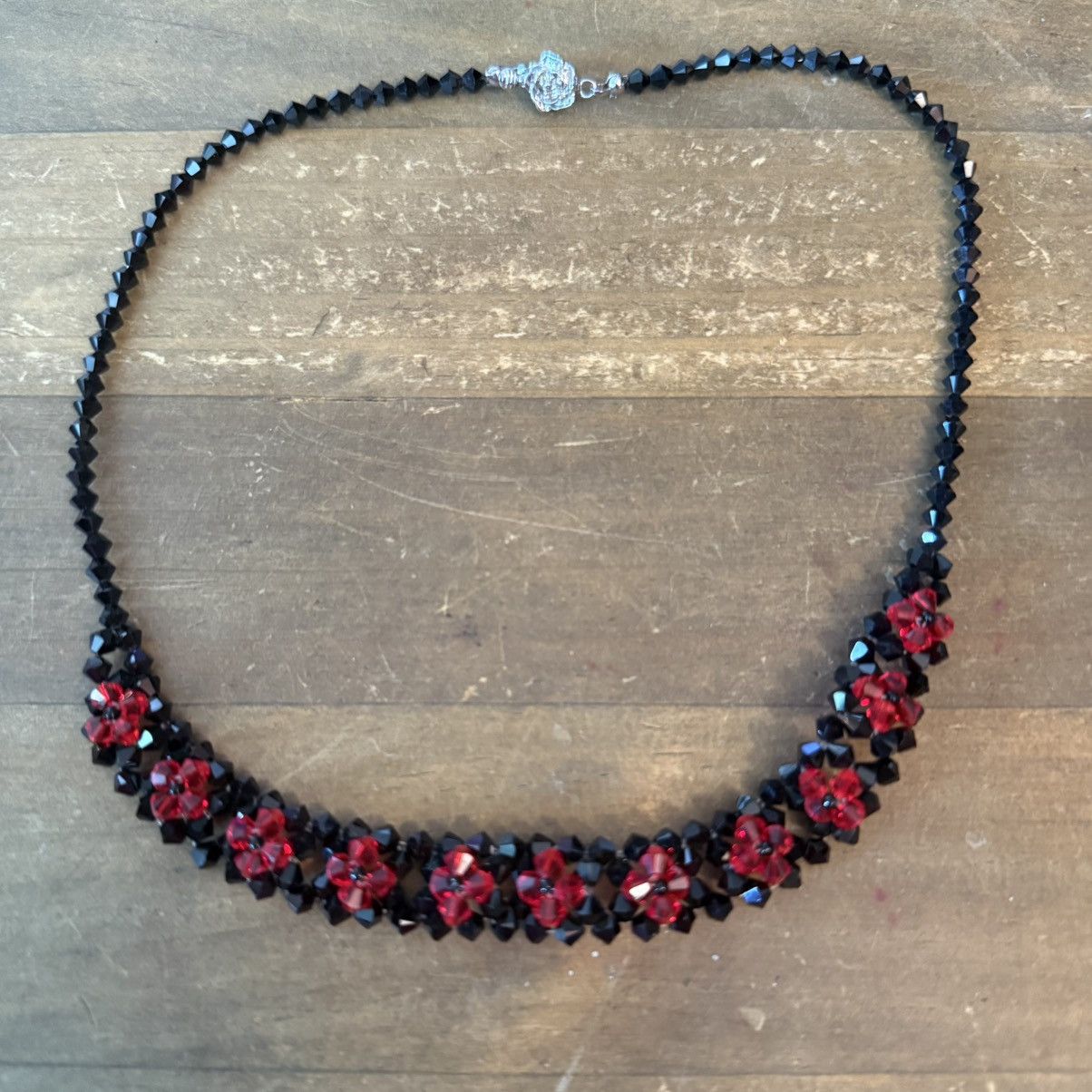 Vintage Vintage woven black and red glass bead floral necklace Size ONE SIZE - 2 Thumbnail