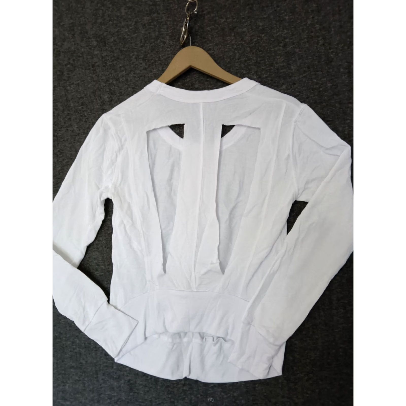 Vintage Unbranded Women's Blouse Long Sleeve White Crew Neck Open Back Size S Size S / US 4 / IT 40 - 2 Thumbnail