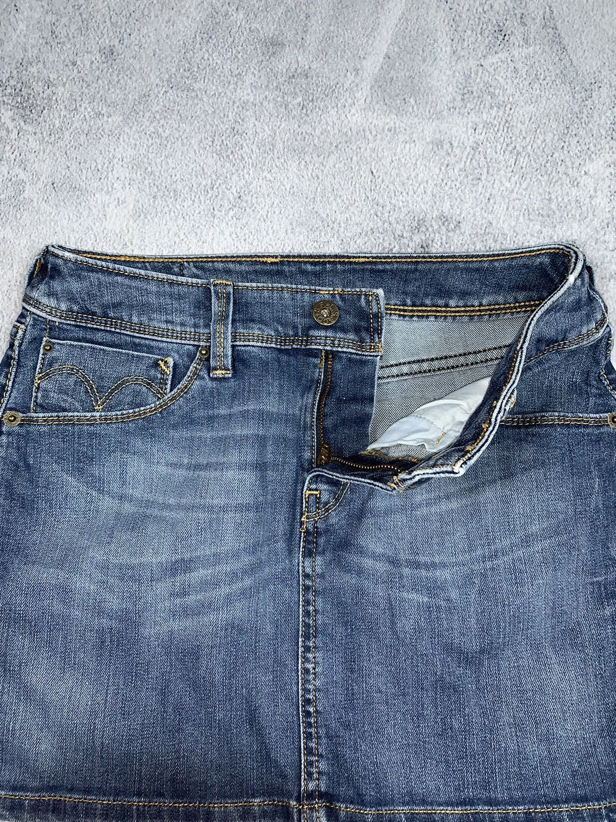 Levi's Vintage Clothing Vintage Y2K Levi’s denim mini skirt streetwear size 26 Size 26" / US 2 / IT 38 - 7 Thumbnail