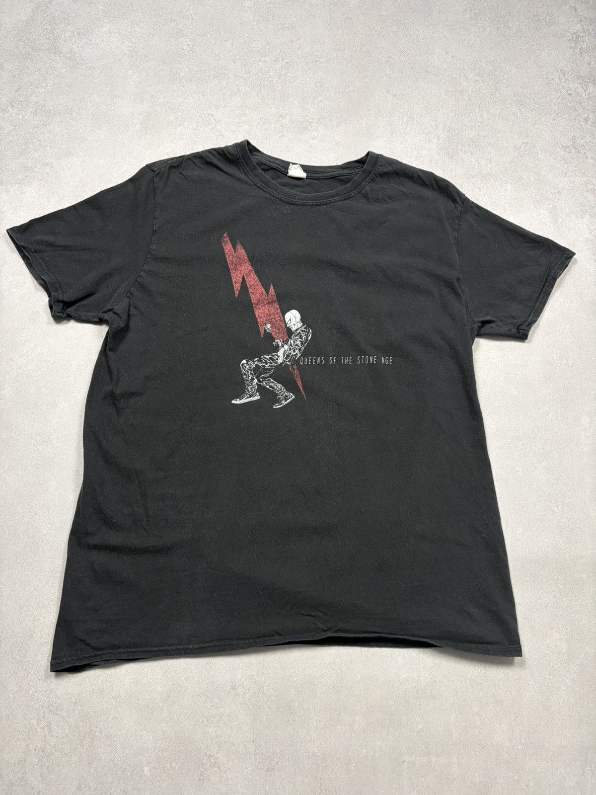 Band Tees Vintage 00s Queens Of The Stone Age T Shirt Lightning Skull Size US L / EU 52-54 / 3 - 1 Thumbnail