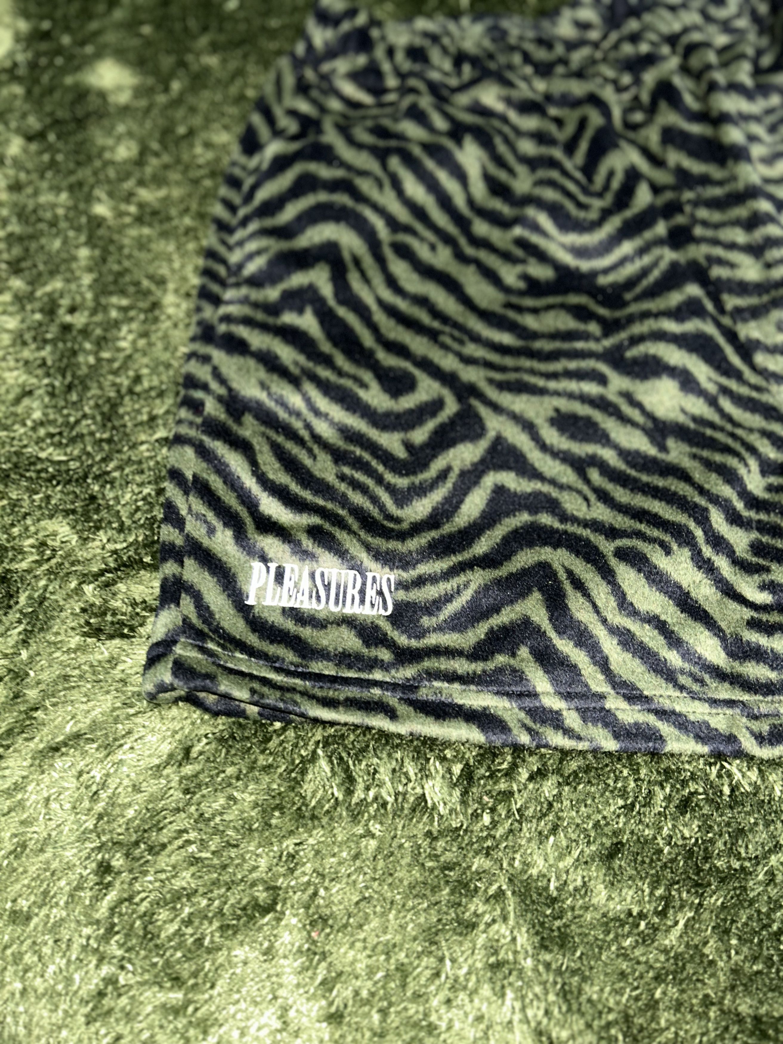 Pleasures [M] pleasures fuzzy stripe pattern shorts Size US 34 / EU 50 - 2 Thumbnail