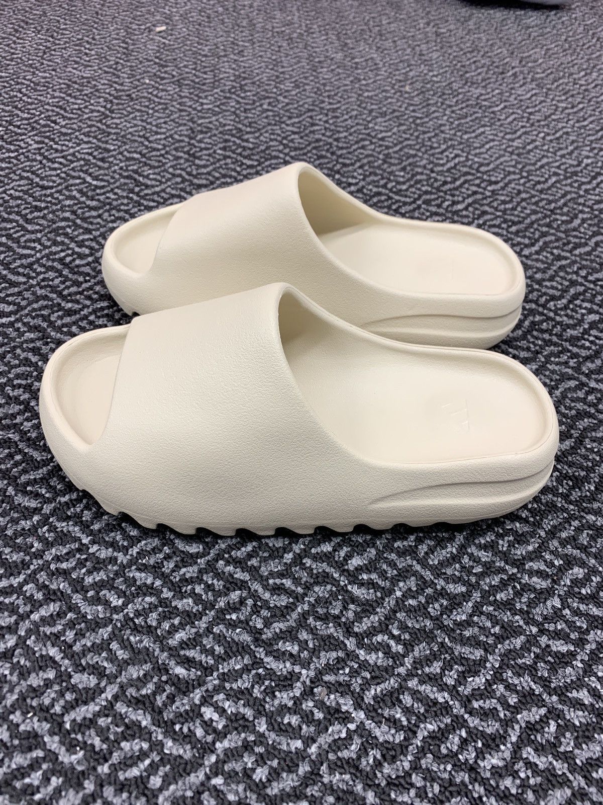 New Yeezy White buy Slides US 8 (No Box)