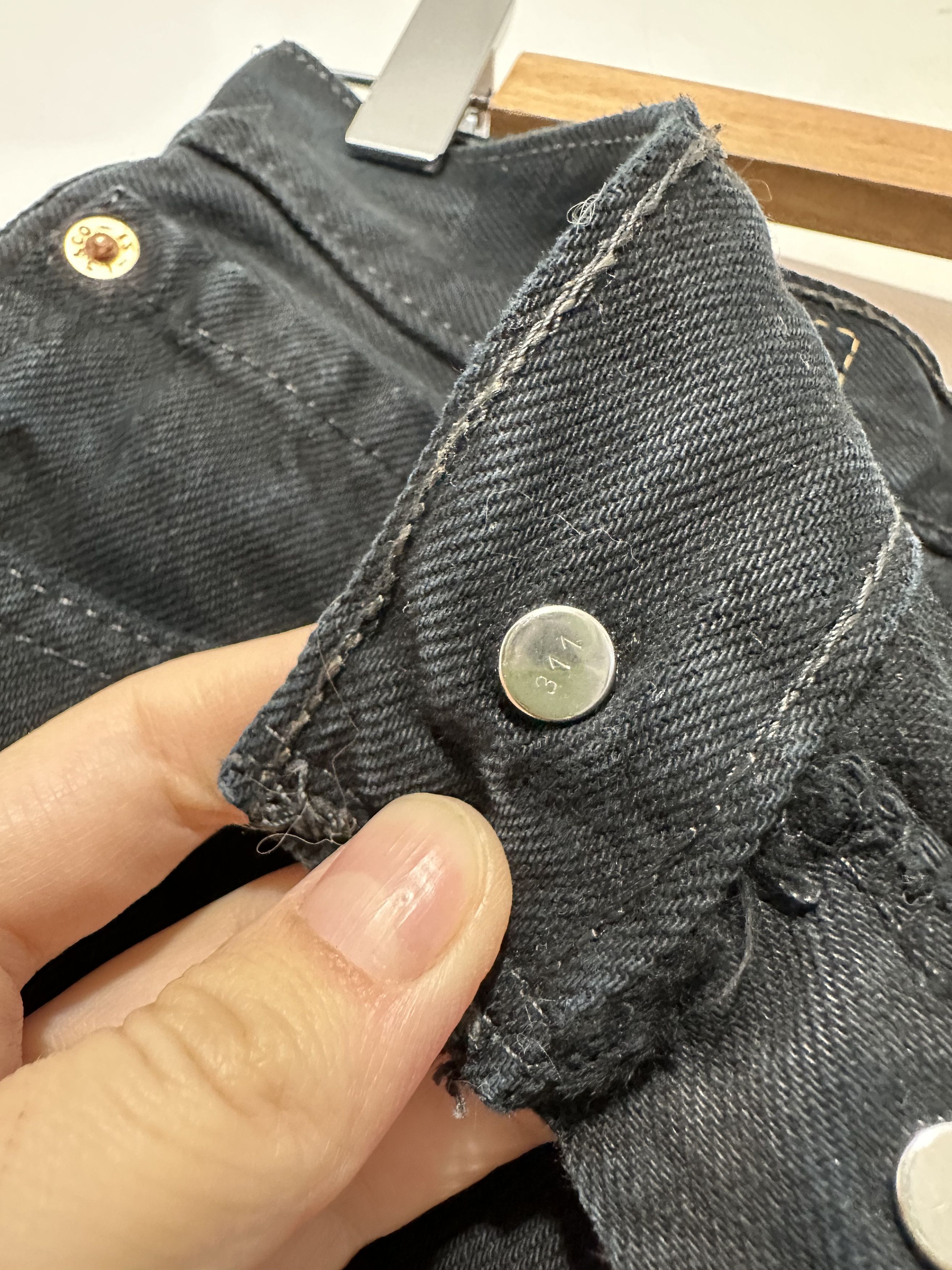 Levi's × Vintage Vintage 90's Made in UK Black Denim Levi's Shorts W28 Size 28" / US 6 / IT 42 - 4 Thumbnail