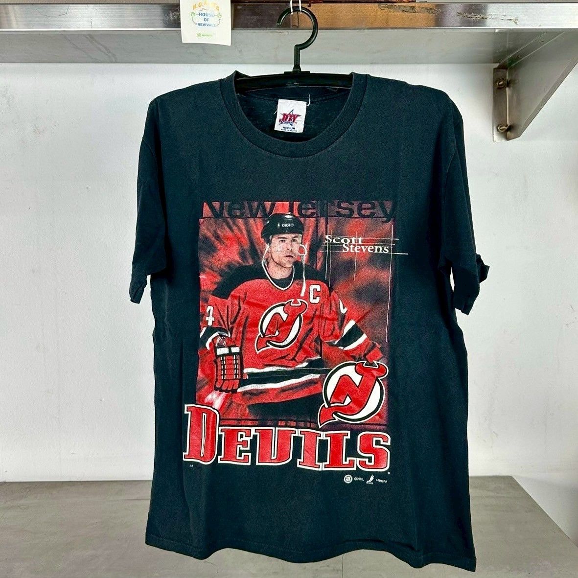 NHL × Vintage Vintage 90s Scott Stevens New Jersey Devils NHL T-shirt Size US M / EU 48-50 / 2 - 1 Thumbnail
