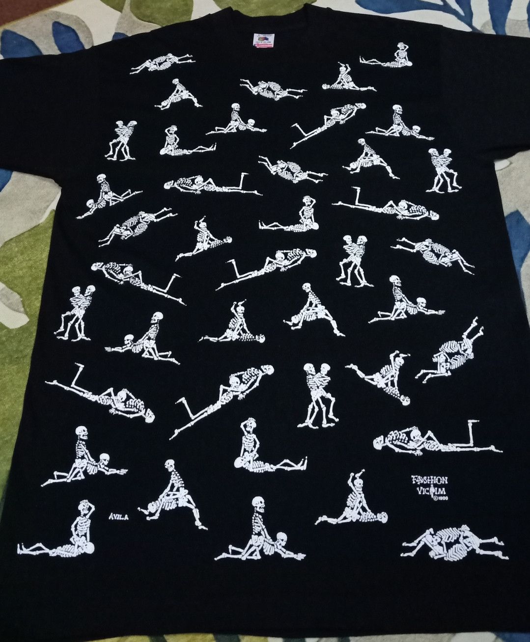 Fashion Victim × basketcase gallery Vintage 90s Fashion Victim Skeleton Sex Positions T-shirt Size US L / EU 52-54 / 3 - 4 Thumbnail