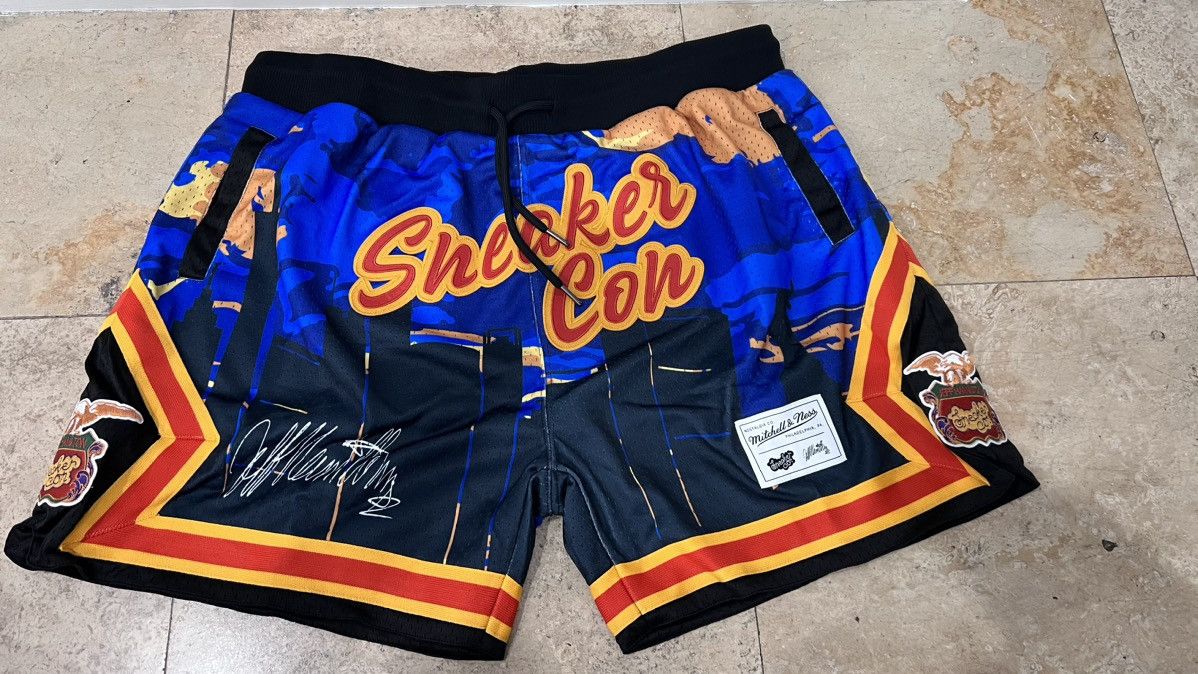 Mitchell & Ness Sneaker Con / Jeff Hamilton / Mitchell & Ness Short Sz  Large