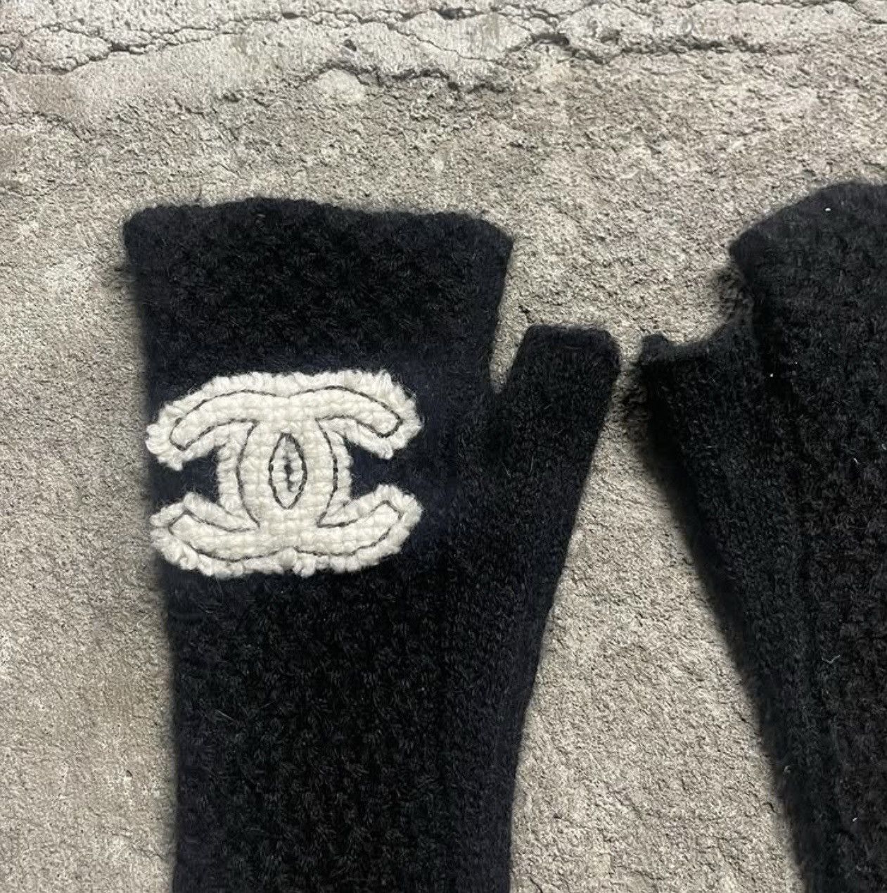 Chanel Chanel Cashmere CC Logo Arm-warmers / Gloves Size ONE SIZE - 2 Thumbnail