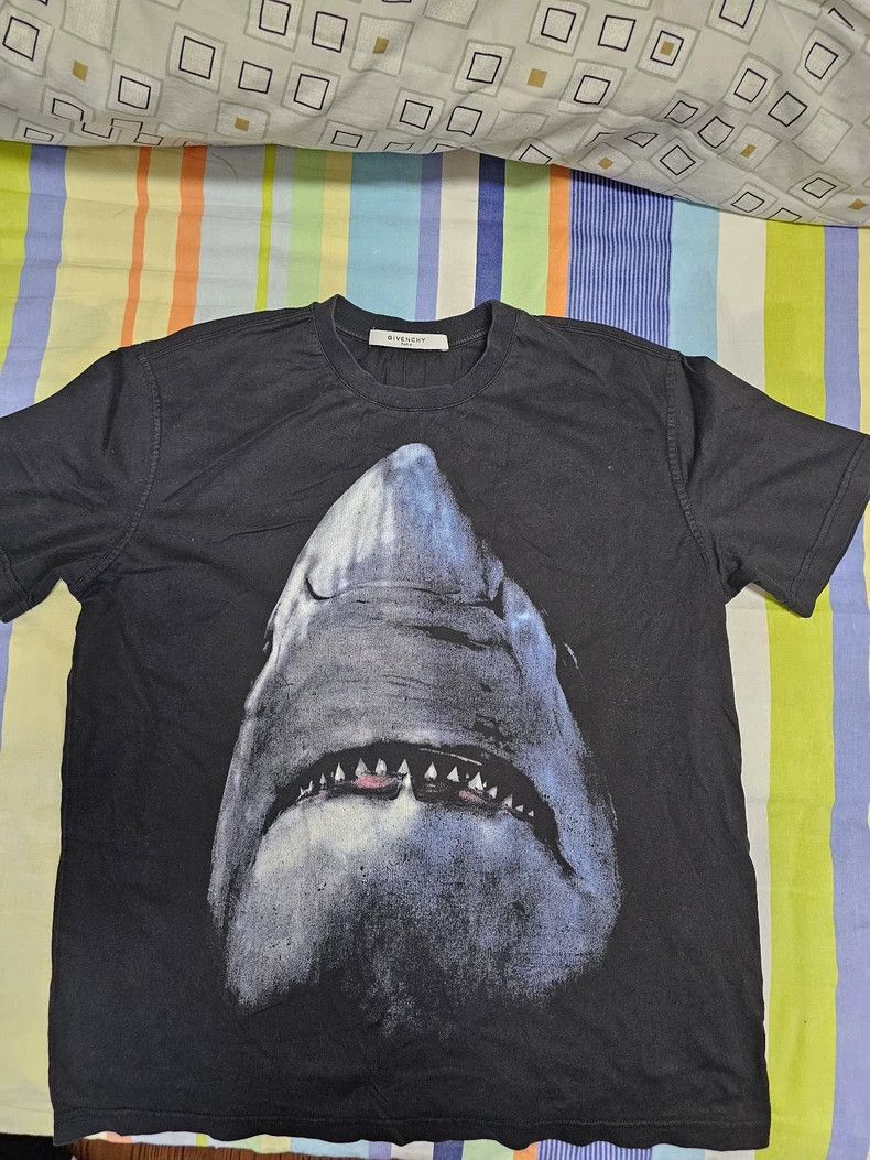 Givenchy Givenchy Printed shark men's and women's short sleeve T-sh Size M / US 6-8 / IT 42-44 - 1 Thumbnail