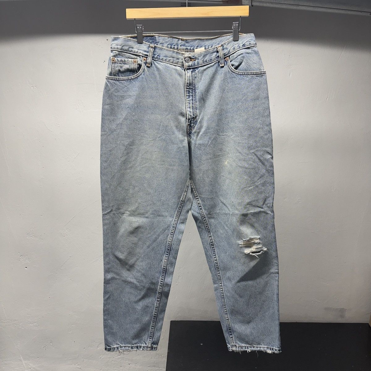 Levi's Vintage Women's Levi's 550 Thrashed Faded Jeans ERD Grunge Size 34" / US 12 / IT 48 - 1 Thumbnail