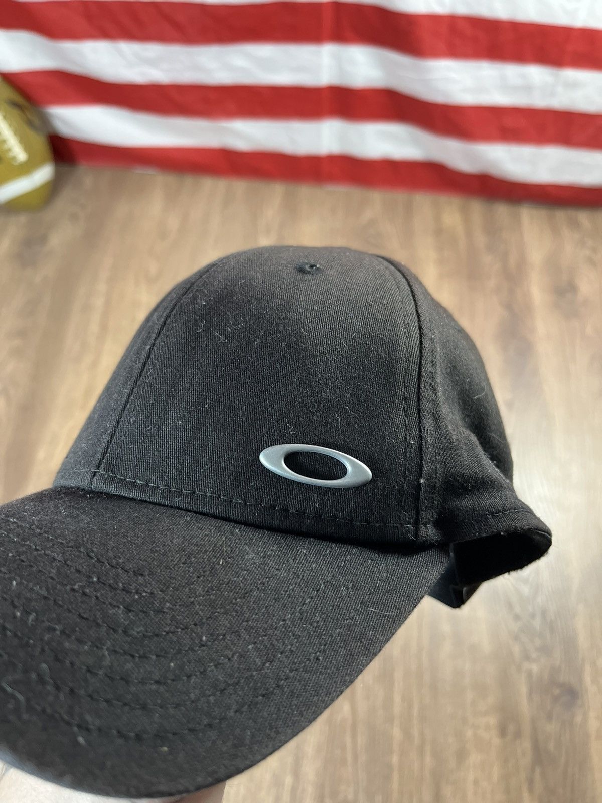 Oakley Oakley & New Era Cap Metal Logo Vintage Size 32 - 2 Thumbnail