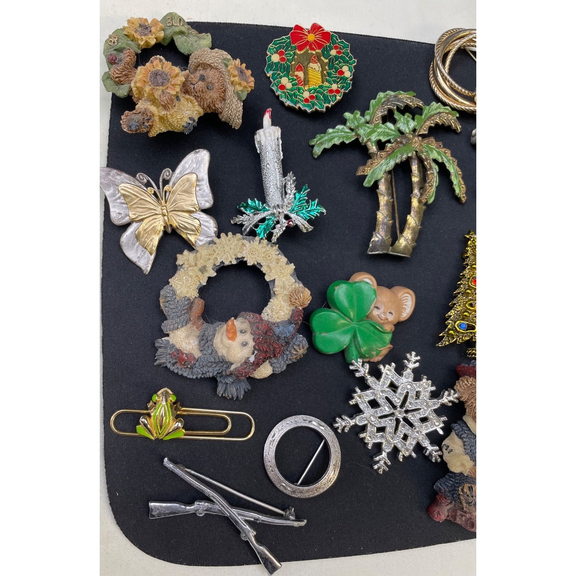 Other Vintage Women's Lot of 21 Pins/ Brooches Variety SKU 6088 Size ONE SIZE - 7 Thumbnail
