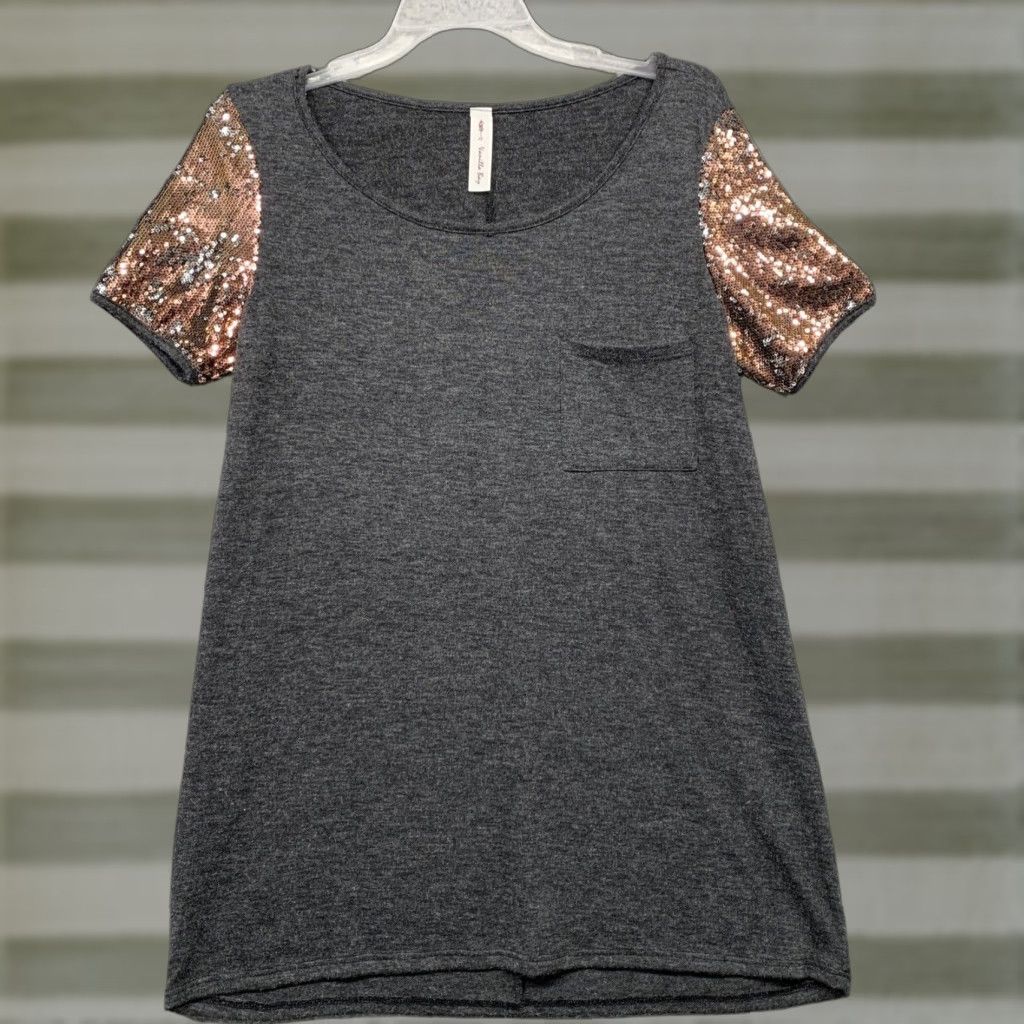 Vintage Vanilla Bay Top Women’s Size Medium Gray Front Pocket Bronze Sparkle Sleeves Shirt Tunic Short Sleeve Boat Neck Adult Womens Regular Passthr Ø Size M / US 6-8 / IT 42-44 - 1 Thumbnail