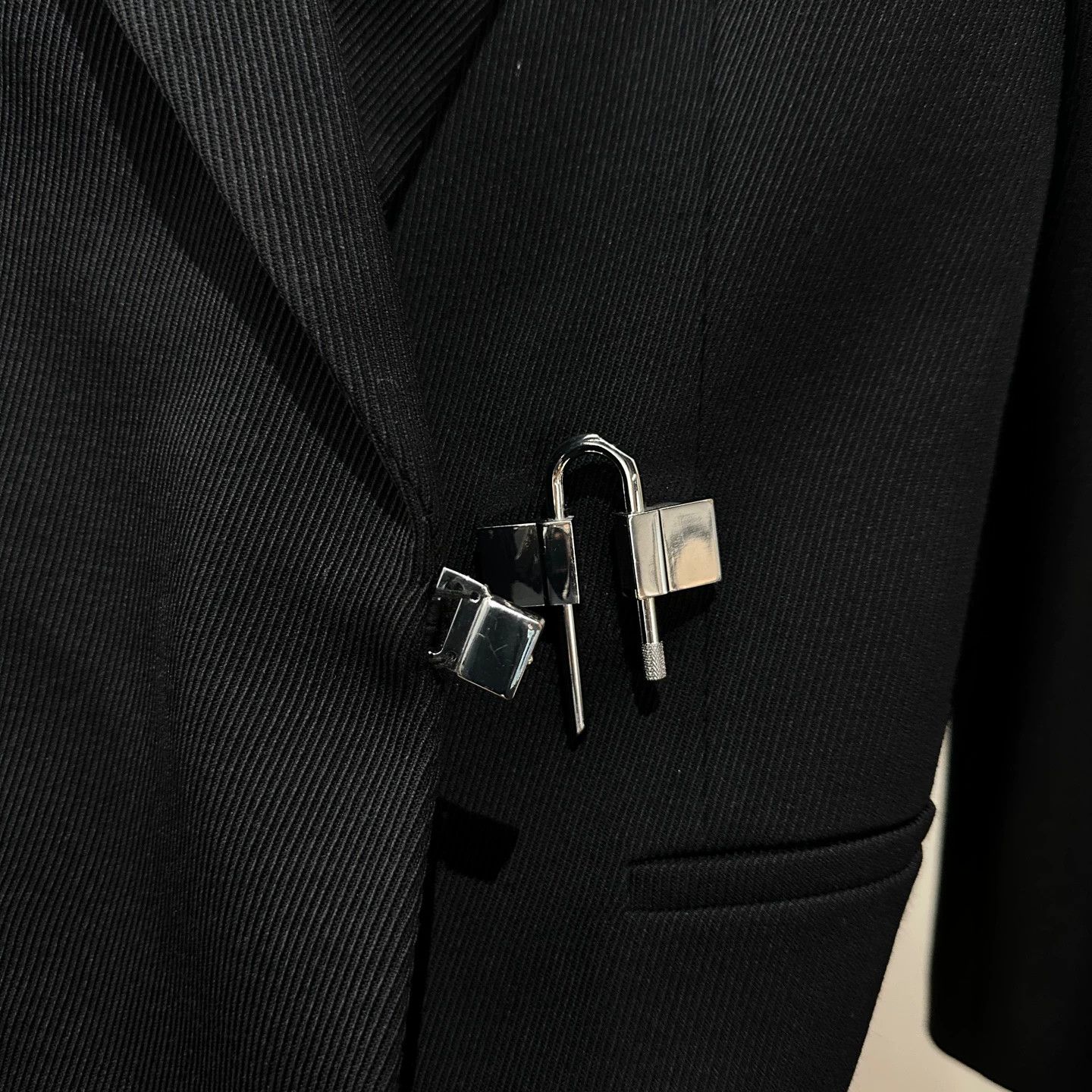 Givenchy Givenchy apr615 Lock Button Suit Jacket 38 Wool Size XS / US 0-2 / IT 36-38 - 6 Thumbnail