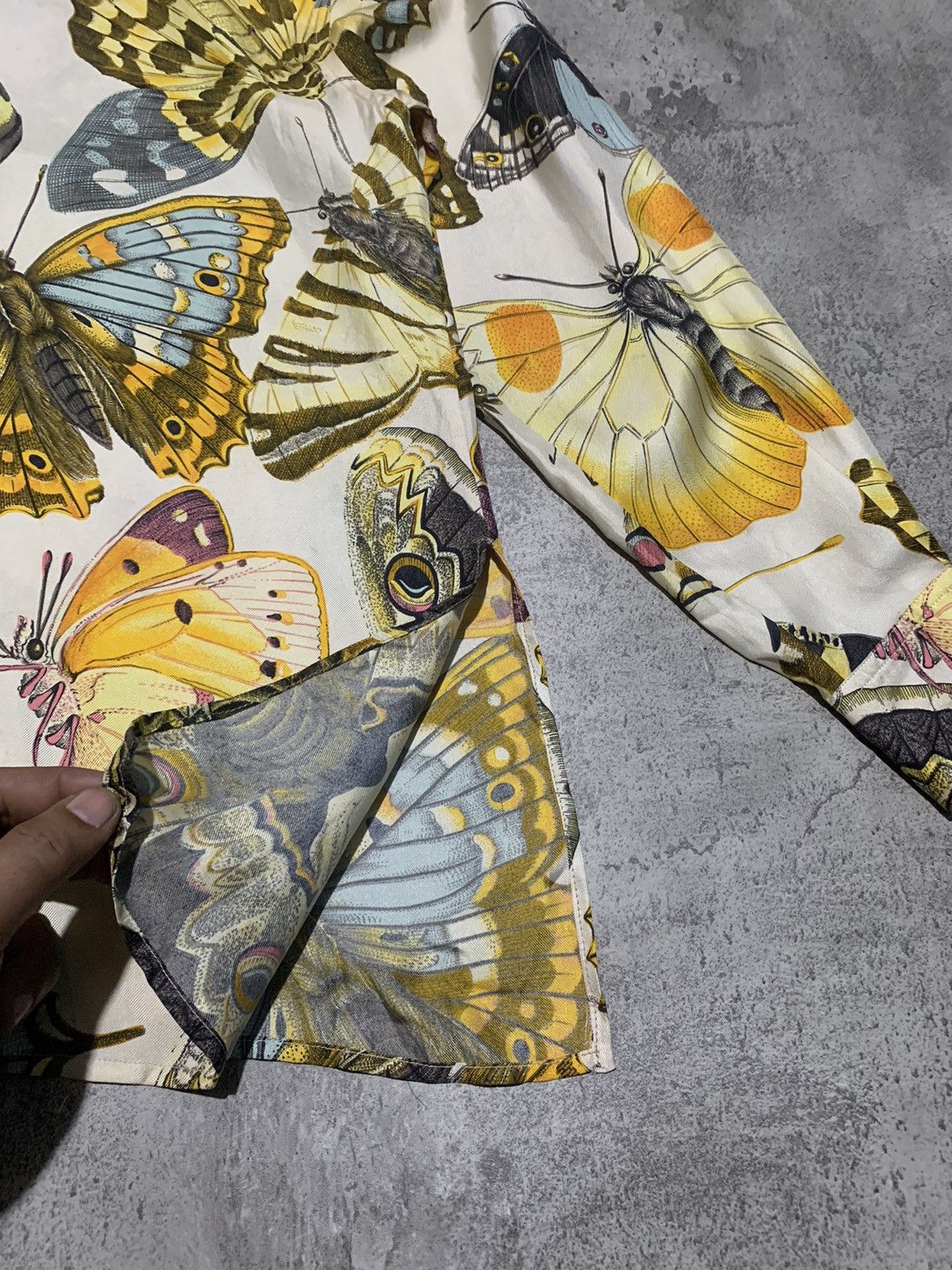 Gucci Spring/Summer 1992 Gucci butterfly print silk shirt Size S / US 4 / IT 40 - 2 Thumbnail