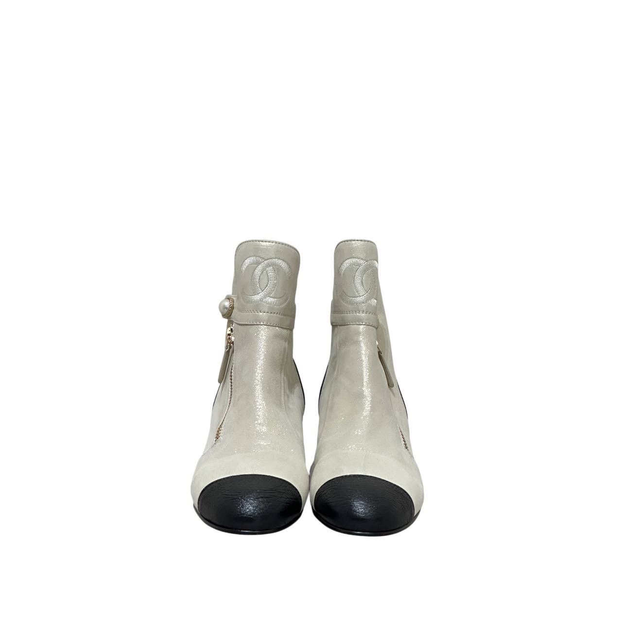 Chanel NWB Chanel Rare Cream, Black Gold PearlAnkle Boots Sz.40 Size US 9 / IT 39 - 3 Thumbnail