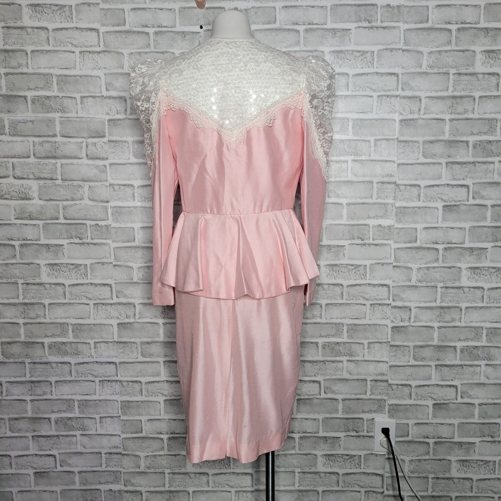 Vintage VTG 80s Madonna Pink, Lace & Sequin 2 Piece Skirt/Blazer Set Size 28" / US 6 / IT 42 - 3 Thumbnail