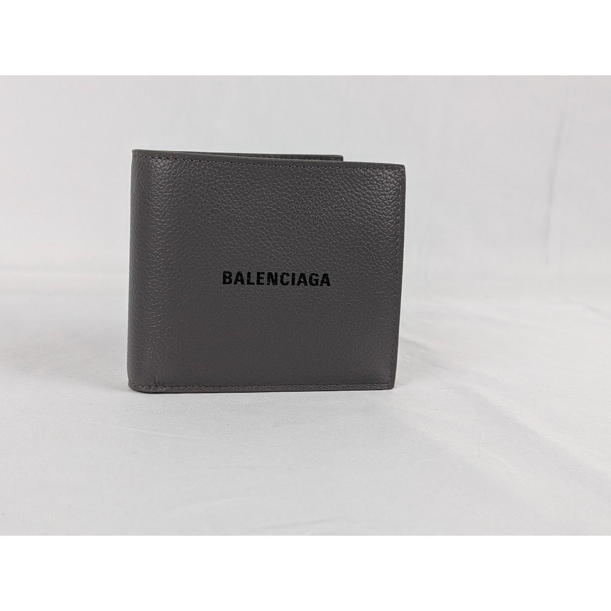 Balenciaga o1rshd1 Size: OS / Logo Wallet in Grey Size ONE SIZE - 1 Thumbnail
