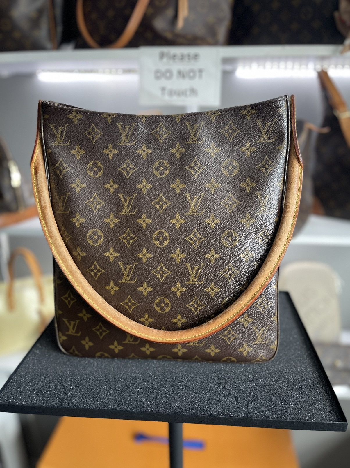 Louis Vuitton Louis Vuitton Looping Bag Size ONE SIZE - 2 Thumbnail
