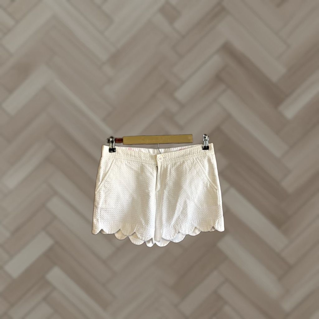 Lilly Pulitzer Lilly Pulitzer Callahan Chino Buttercup Scallop Hem Shorts Womens Size 0 White Size 25" / US 0 / IT 36 - 1 Thumbnail