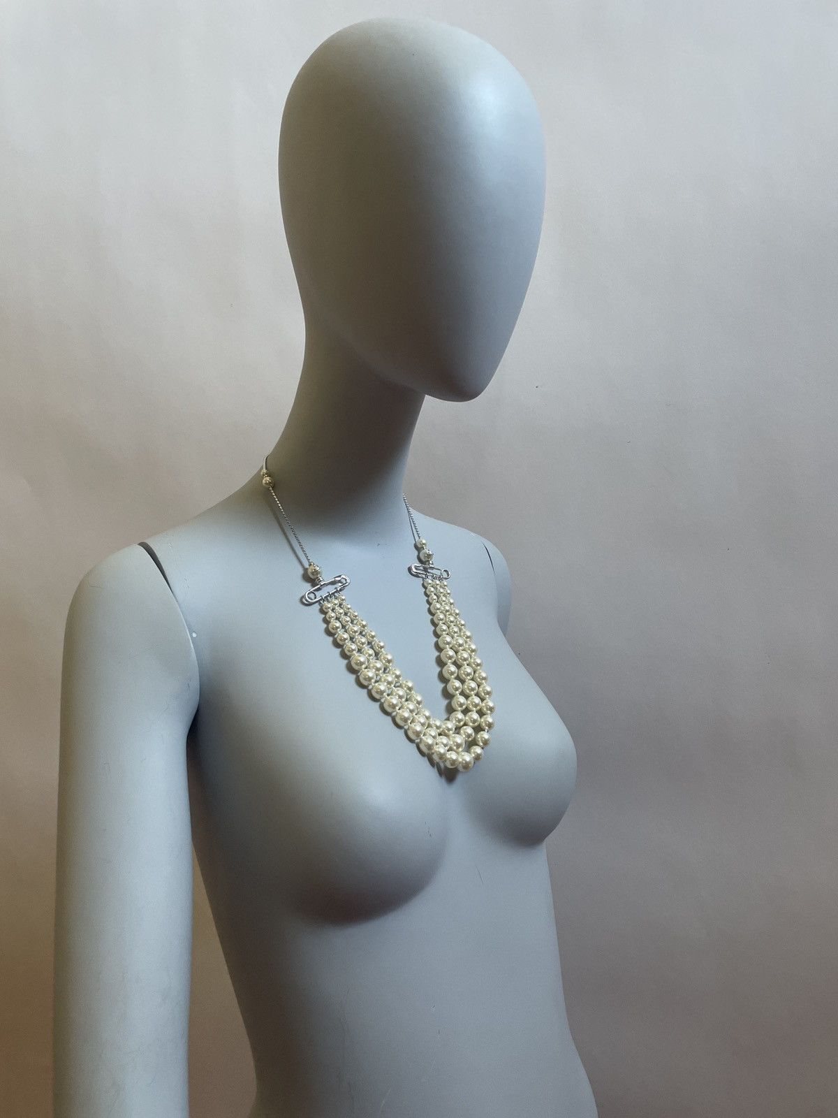 Vivienne Westwood Epic 3 row Pearl necklace w/ paper clip / safety pin & orb Size ONE SIZE - 8 Thumbnail