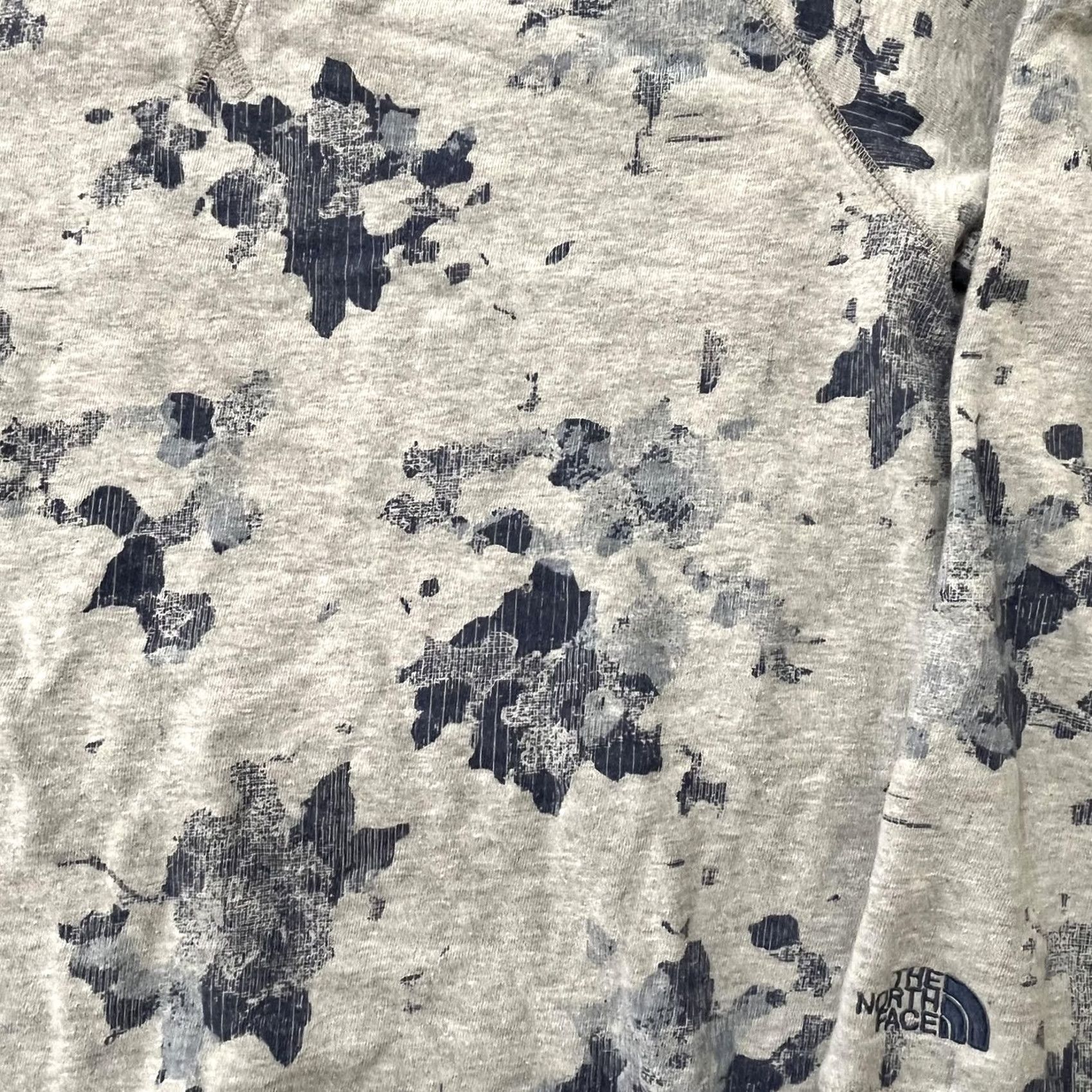 The North Face VINTAGE The North Face Sweatshirt Womens XL Gray Blue Floral Print Crewneck Pullover Size XL / US 12-14 / IT 48-50 - 3 Thumbnail