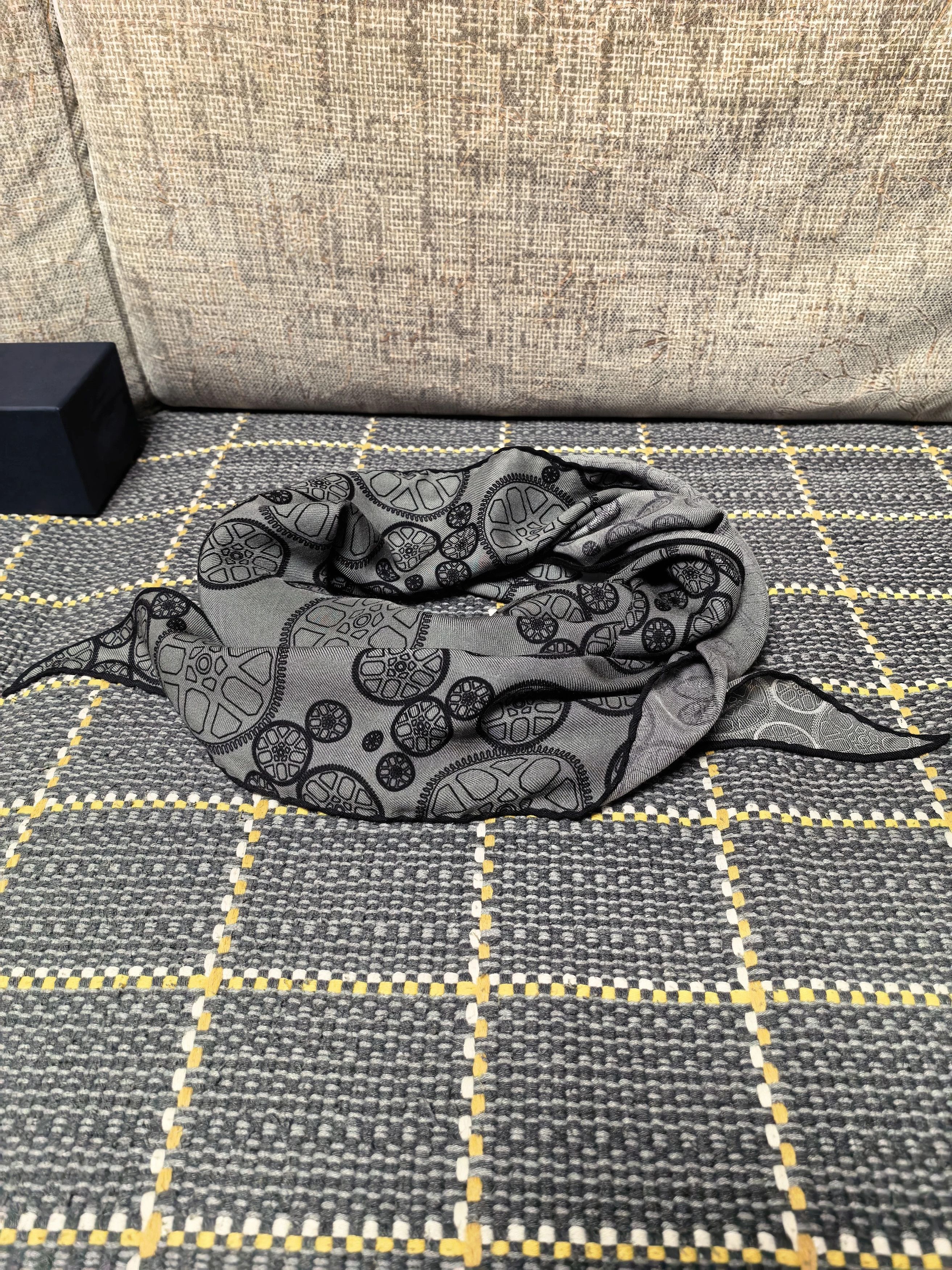 Harry Winston Harry Winston Women's 70% Cashmere 30% Silk New Scarf Size ONE SIZE - 5 Thumbnail