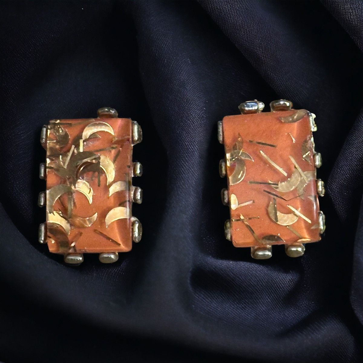 Vintage Vintage orange and gold confetti thermoset clip on earrings Size ONE SIZE - 1 Thumbnail