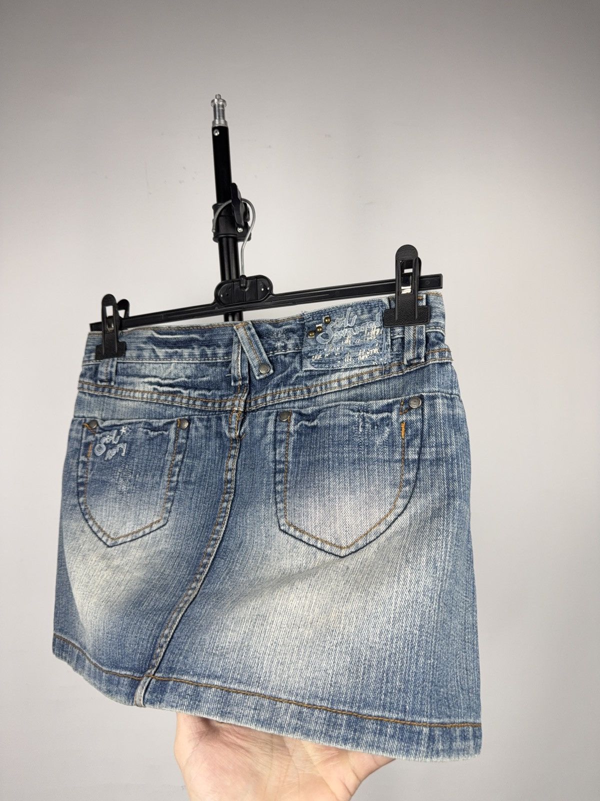 Japanese Brand Retro Vintage 00s Y2K Studded Denim Mini Skirt Faded Wash XS Size 27" / US 4 / IT 40 - 7 Thumbnail
