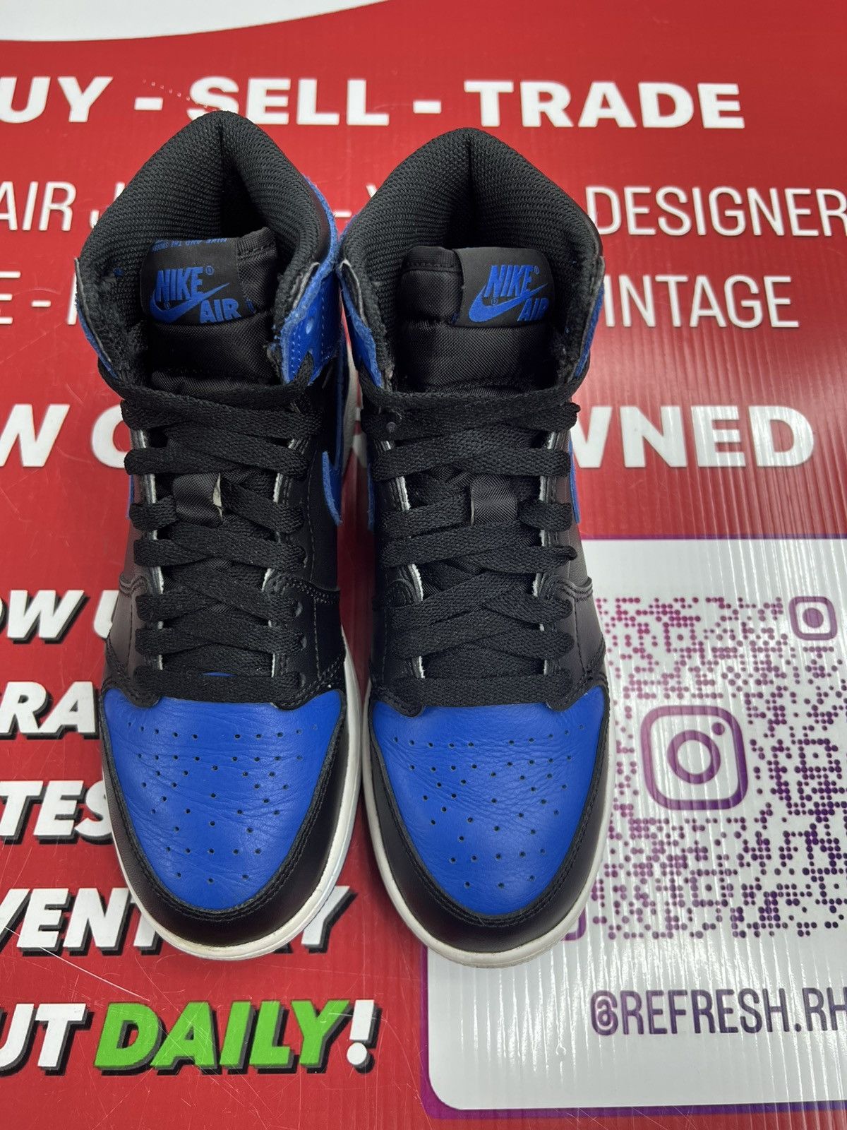 Jordan Brand Air Jordan 1 Royal 2017 Size 5.5y Size US 5.5 / EU 38 - 4 Thumbnail