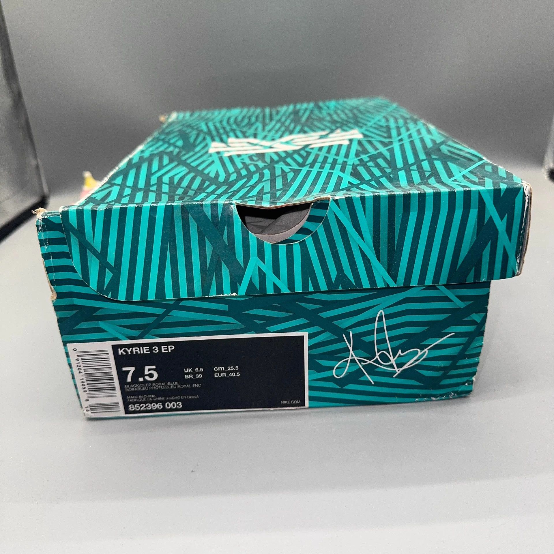 Nike Nike Kyrie 3 Broken Hook Black 40.5 Size US 9.5 / IT 39.5 - 8 Thumbnail