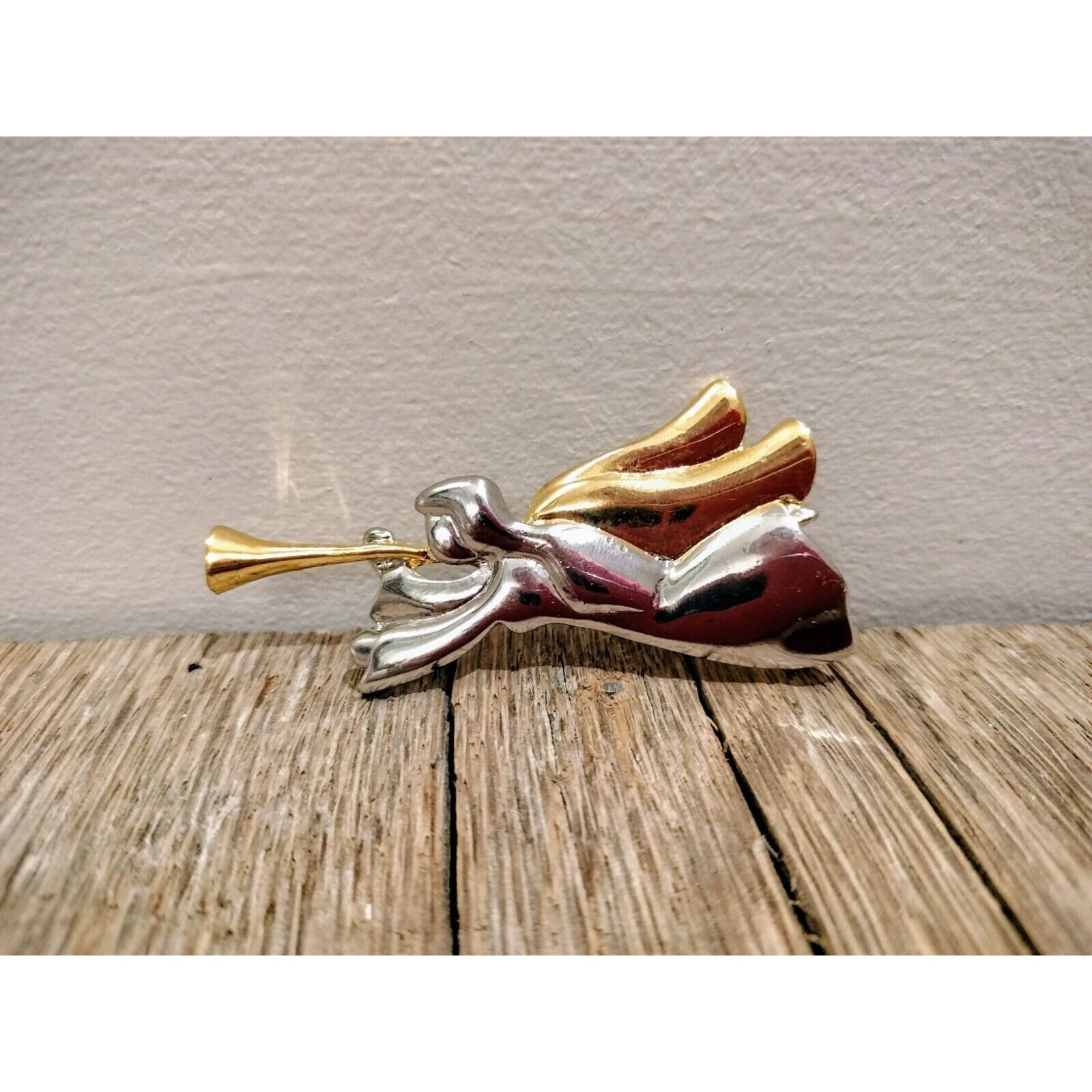 Liz Claiborne Liz Claiborne Angel Brooch Blowing Horn Silvertone Metal Pin Size ONE SIZE - 2 Thumbnail