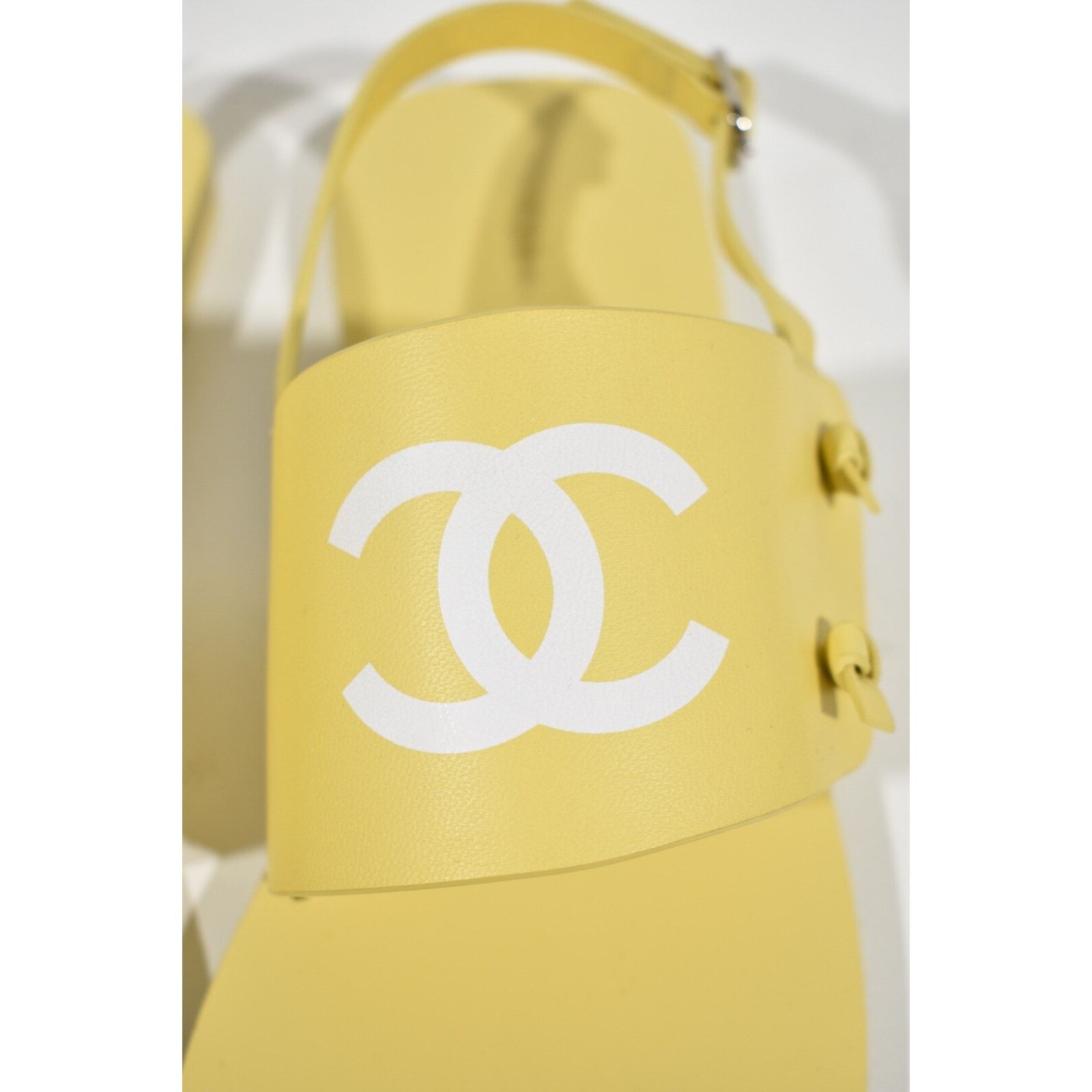 Chanel Chanel 21P Be CC Thong Yellow Leather White Logo Toe Size US 8.5 / IT 38.5 - 6 Thumbnail