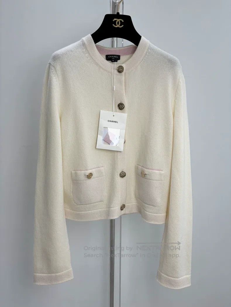 Chanel Chanel Multi-element button white knitted cardigan coat Size XS / US 0-2 / IT 36-38 - 1 Thumbnail