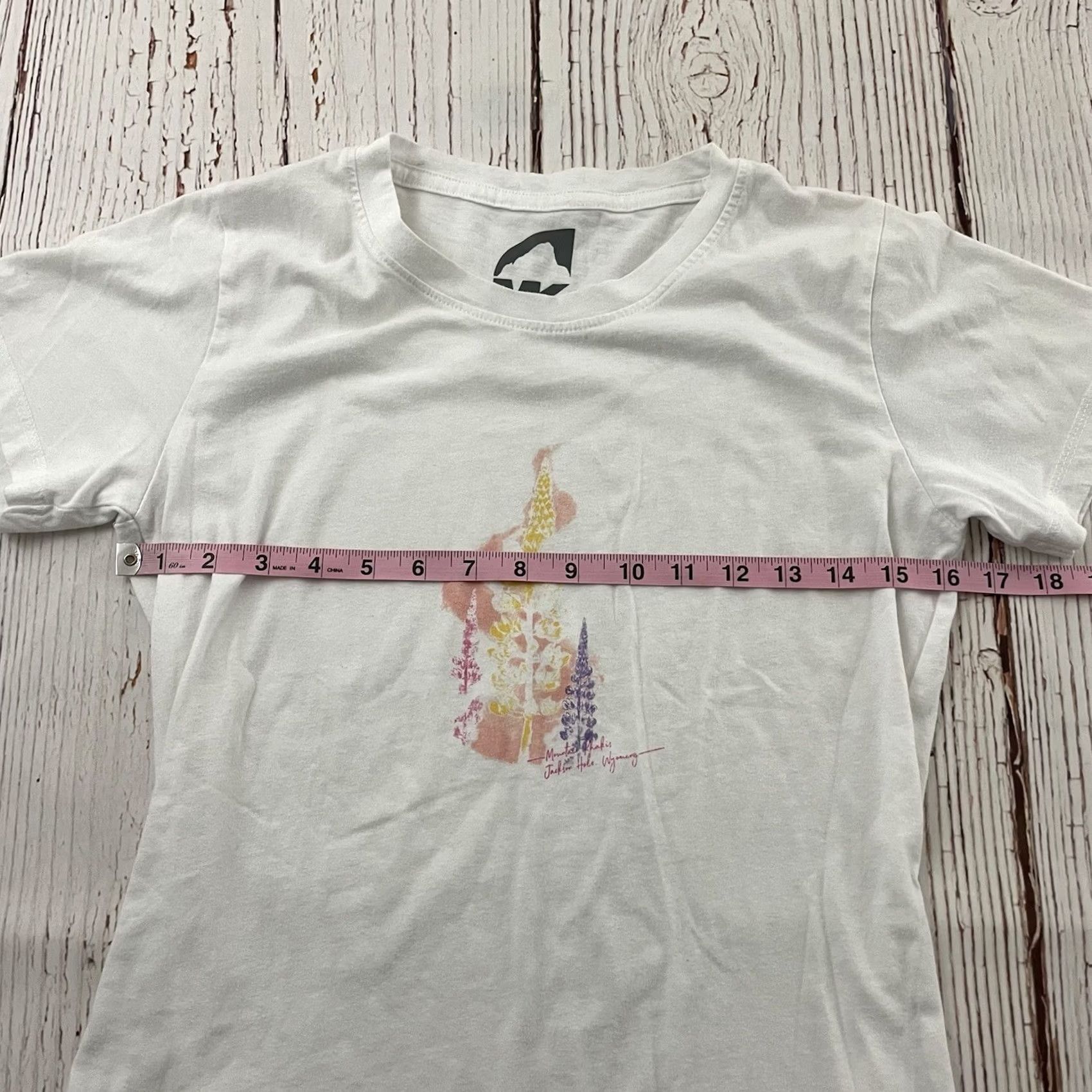 Mountain Khakis Mountain Khakis T-Shirt Women S White Mountain Khakis Jackson Hole WY Short Sleeve Shirt Small White Womens Size S / US 4 / IT 40 - 4 Thumbnail