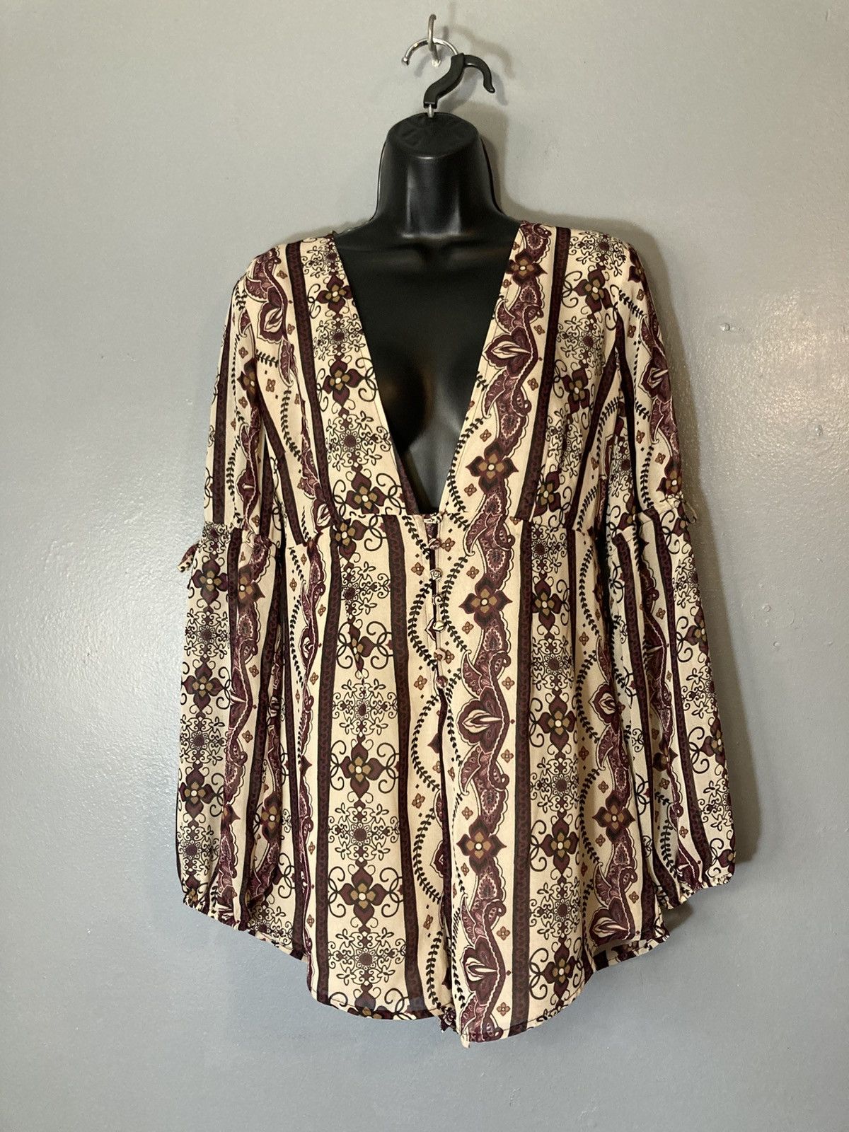 Forever 21 Forever 21 cream and purple paisley romper Size 30" / US 8 / IT 44 - 1 Thumbnail