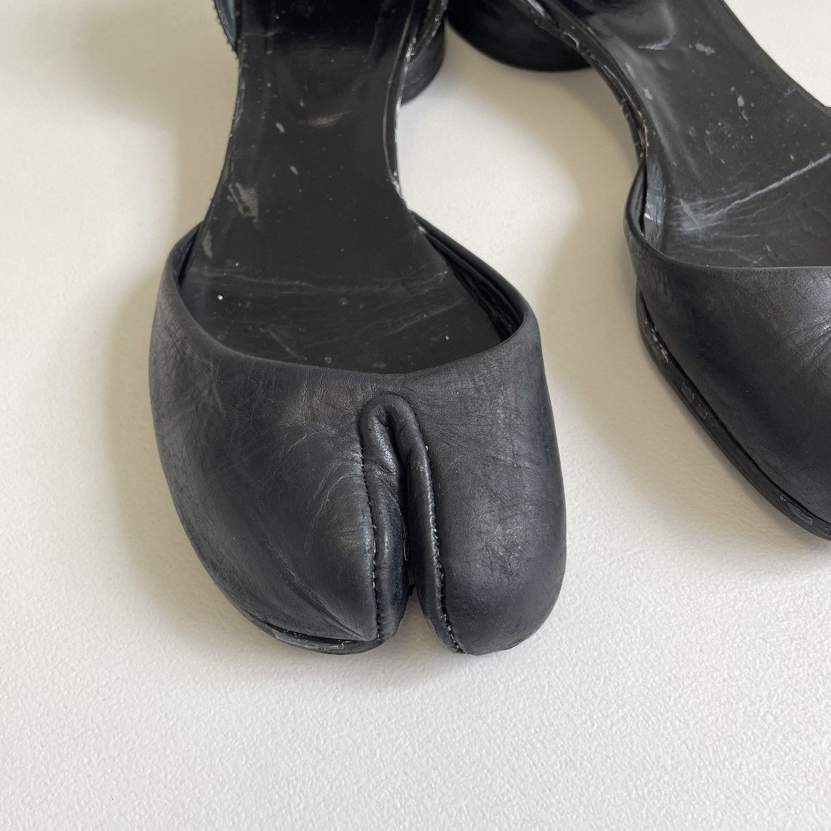 Maison Margiela 1990s Black Painted Mule Tabi Shoes Size US 8 / IT 38 - 13 Thumbnail