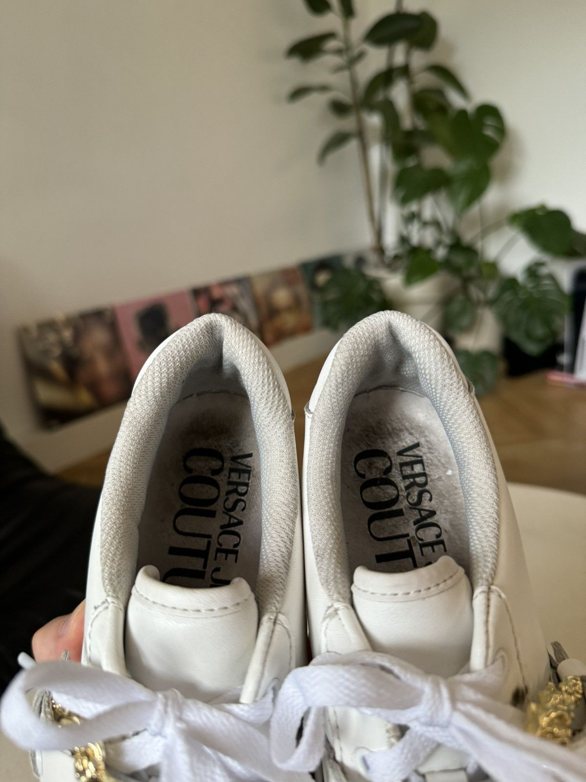【VERSACE JEANS】 レザー ゴールド ロゴ スニーカー ホワイト VERSACE JEANS COUTURE White Leather Sneakers Luxury Gold