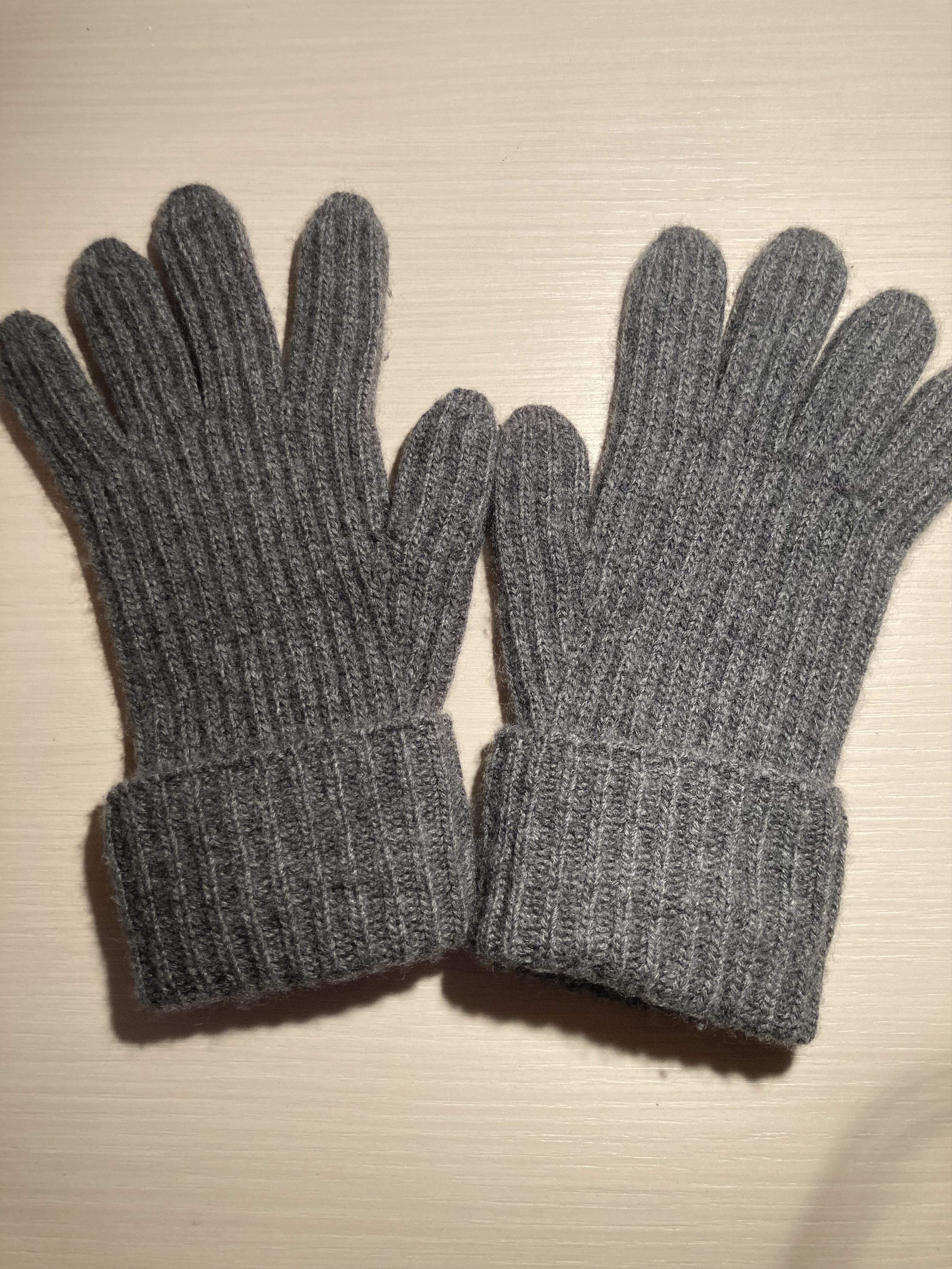 Johnstons Of Elgin Johnstons of Elgin 100% cashmere gloves in grey Size ONE SIZE - 1 Thumbnail