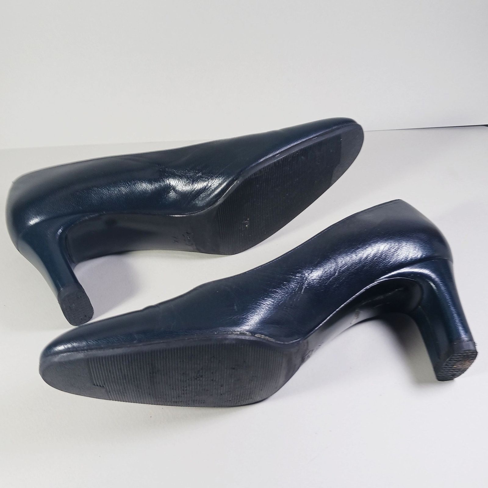 Charles Jourdan × Vintage Charles Jourdan Blue Leather Size 7 1/2 B Classic Pumps Size US 7.5 / IT 37.5 - 6 Thumbnail