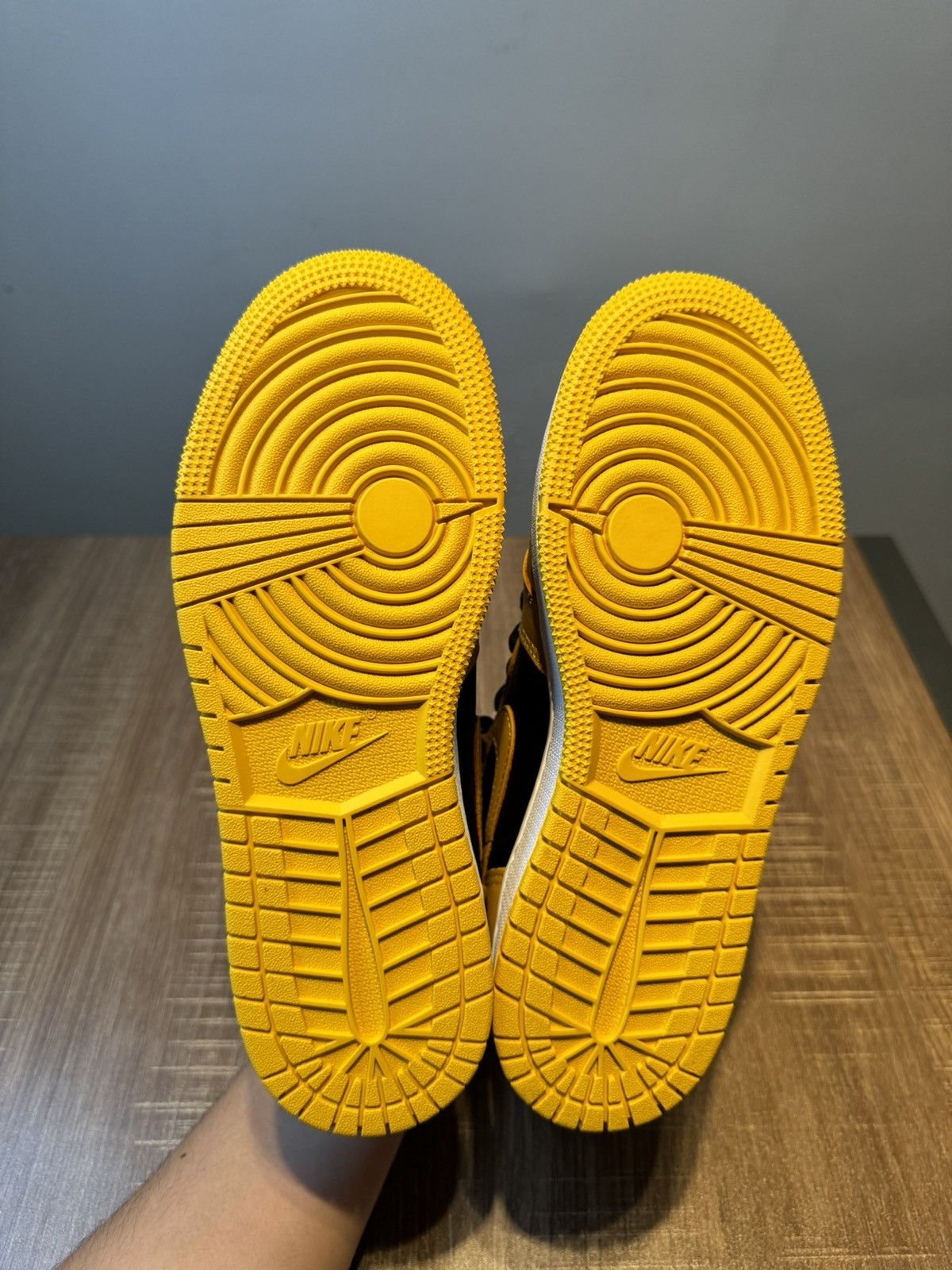Jordan Brand Nike Air Jordan 1 Retro High OG Pollen Size 5Y Women’s 6.5 Size US 5 / EU 37 - 6 Thumbnail
