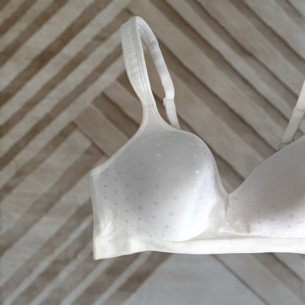 Vintage Bali Shirt Bra Womens 36B White Comfort Revolution Polka Dot Wireless B540 Non Wired Size ONE SIZE - 1 Thumbnail