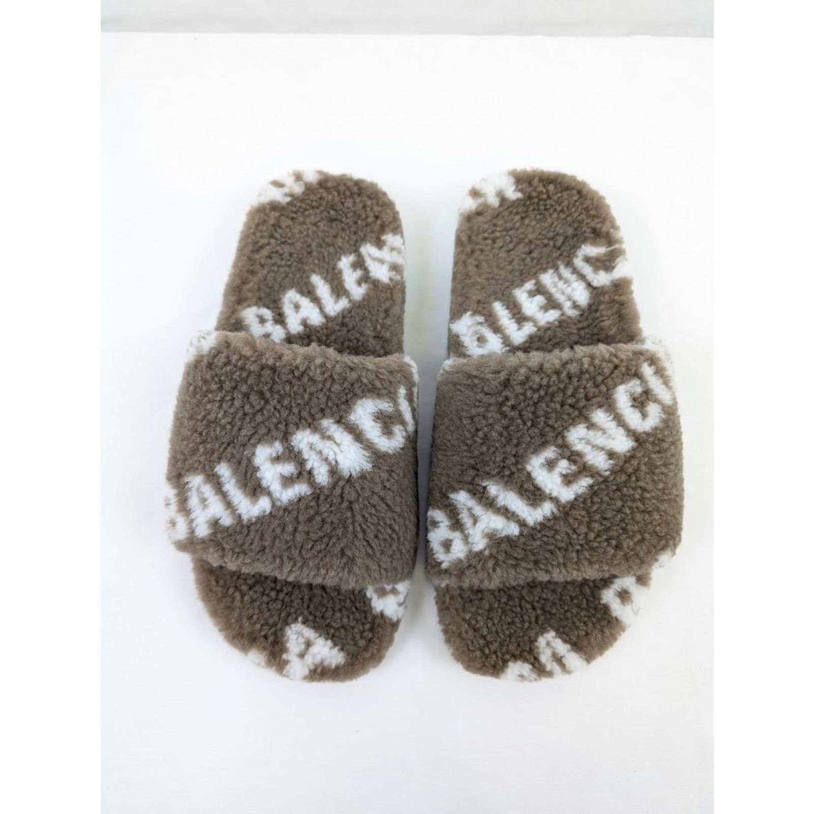Balenciaga o1rshd1 All Over Logo Furry Slides in Dark Mink Grey/White Size US 10 / IT 40 - 18 Thumbnail