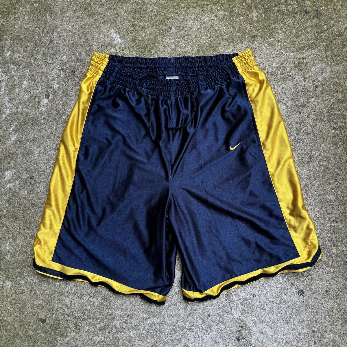 Nike Vintage Nike Satin Dazzle Basketball Shorts Swishy Size US 36 / EU 52 - 9 Thumbnail