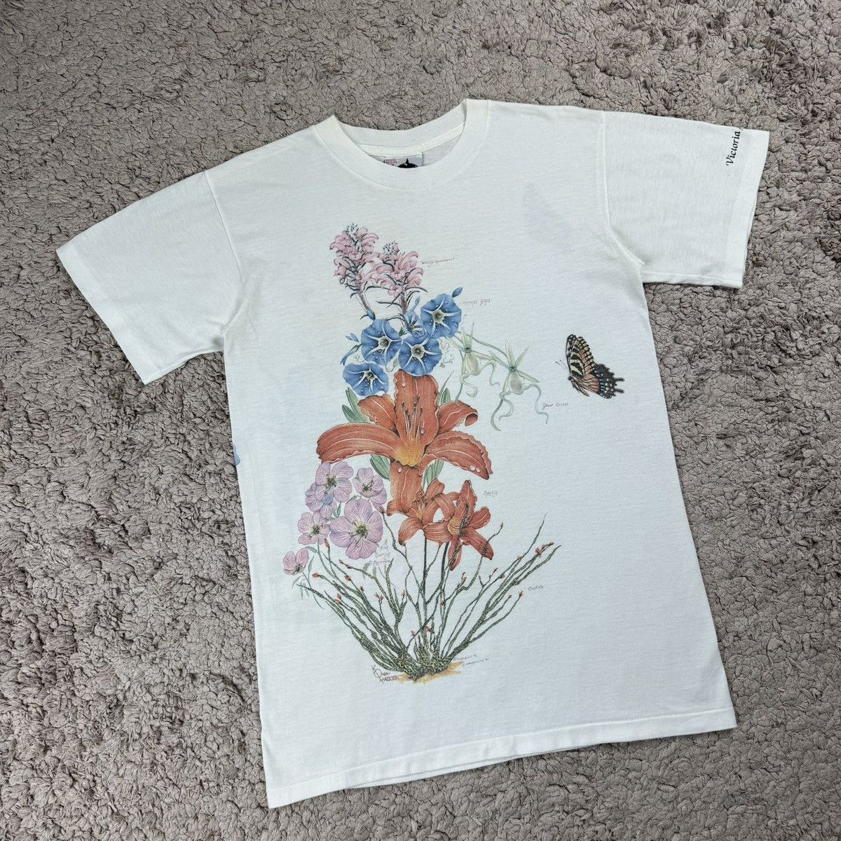 Vintage Vintage 90’s Floral and Butterfly Victoria Canada T-shirt Size US S / EU 44-46 / 1 - 3 Thumbnail