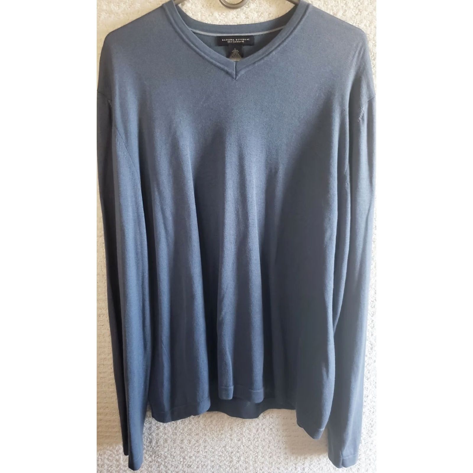 Banana Republic Banana Republic Men’s Blue V-Neck Silk 71% Cashmere 12% Blend Sweater Sz Large L Shirt Mens Regular Knits Pullover Casual Winter Fall Blue Size US L / EU 52-54 / 3 - 2 Thumbnail