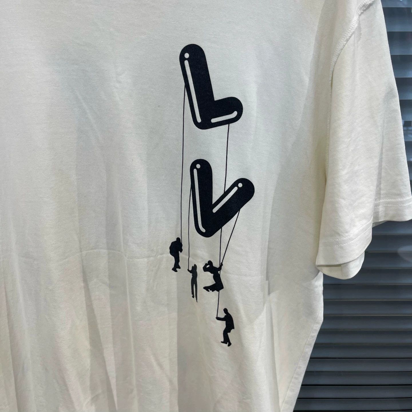 Louis Vuitton LV Paratrooper Print Short Sleeve Tee L Size US L / EU 52-54 / 3 - 4 Thumbnail