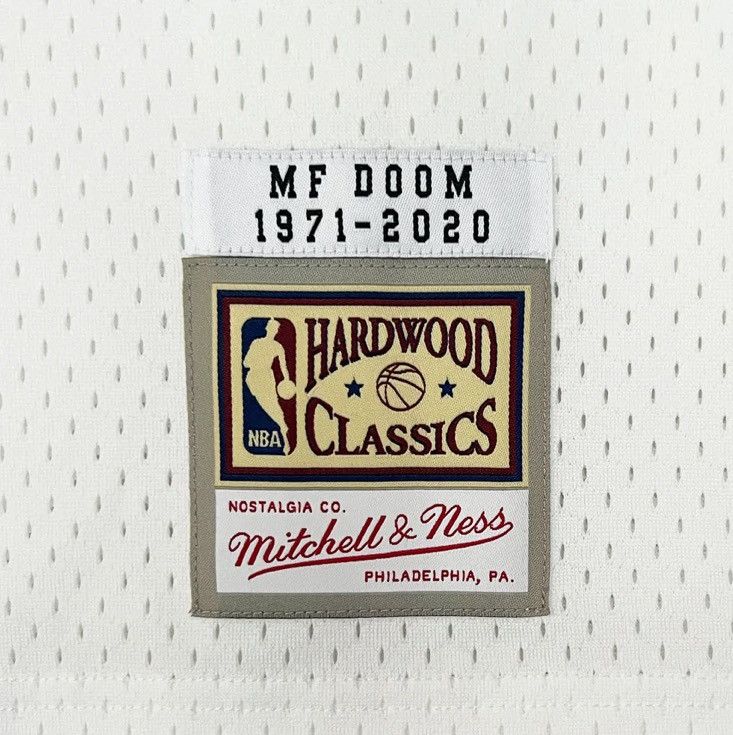 Mitchell & Ness Gas Drawls MF Doom Mitchell & Ness white NY Knicks jersey Size US L / EU 52-54 / 3 - 4 Thumbnail